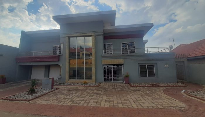Fabulous home in Lenasia South
