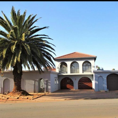 Beautiful home in Lenasia ext9